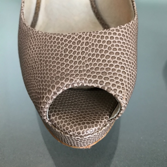 Michael Kors - Tan Crocodile Platform Heel / Pump - Picture 3 of 10